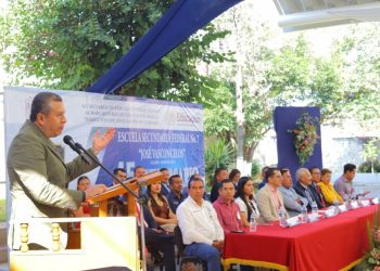 Juan Carlos Barragán rehabilita cancha con Échale una Mano a las Escuelas