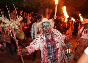 Miles de paseantes y turistas disfrutan del Zombie Walk