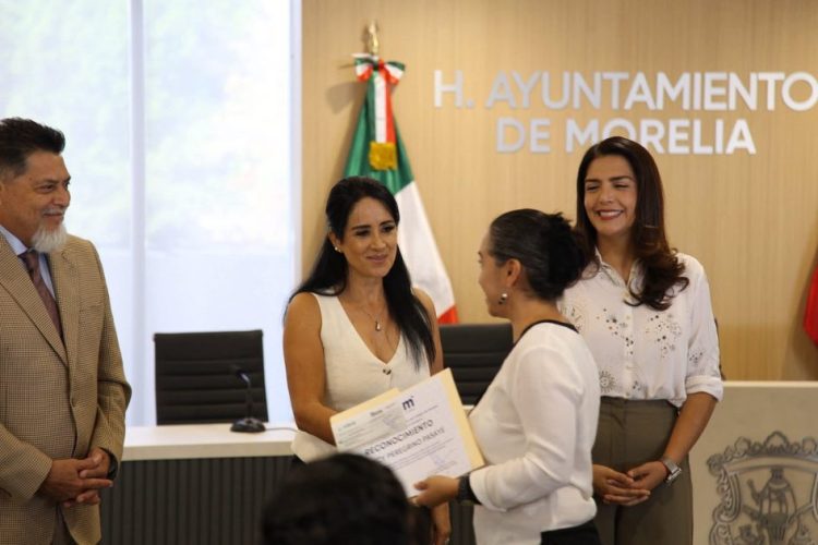 Reconoce la Regidora Lucila Martínez el papel fundamental de los docentes en la formación de las nuevas generaciones