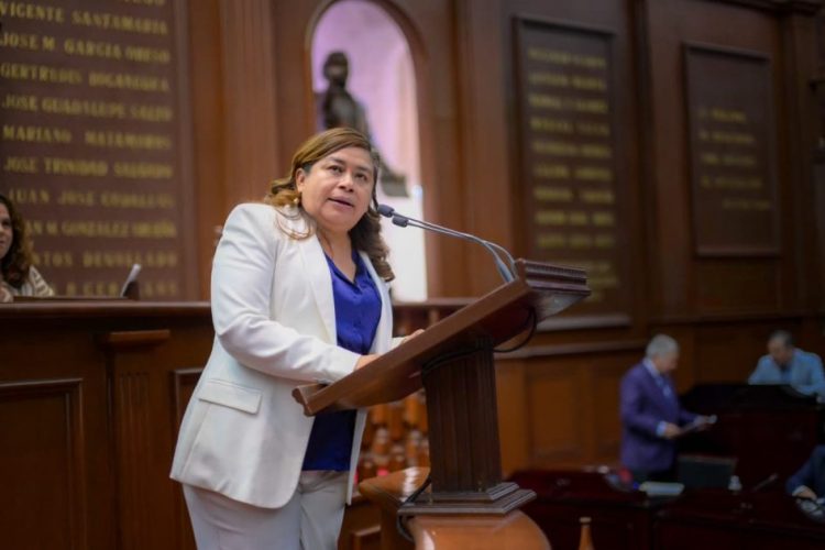 Propone Belinda Iturbide visibilizar a los trabajadores del Congreso de Michoacán