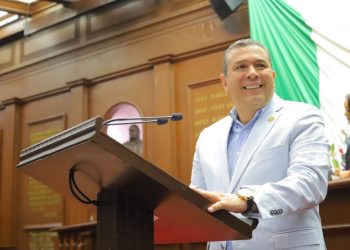 Juan Carlos Barragán presenta iniciativa para que maestras y maestros no sean criminalizados por cumplir su deber