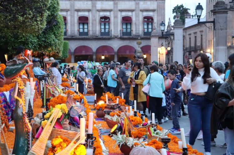 Gran afluencia turística en Morelia, previo a la celebración de Día de Muertos