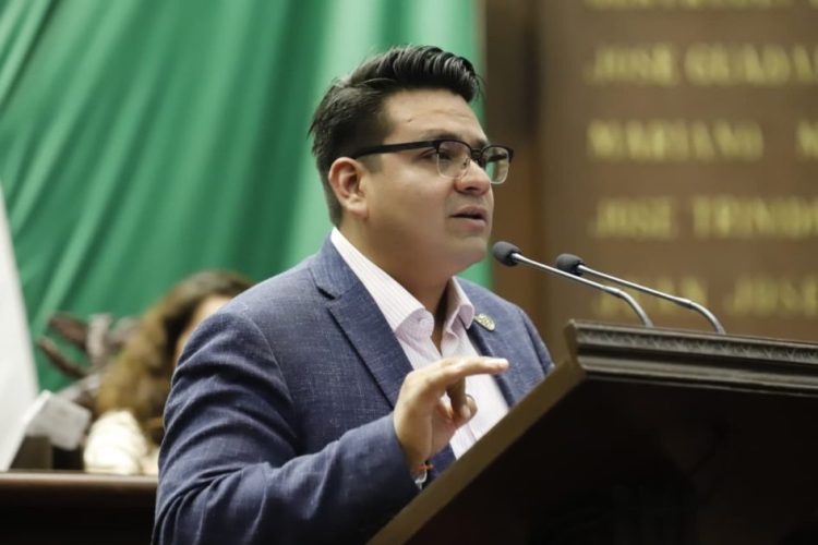 Toño Carreño presenta iniciativa a favor del campo michoacano