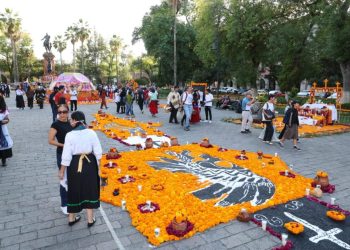 Calzada San Diego, Villalongín y plaza Jardín Morelos, deslumbran con altares y tapetes del Día de Muertos