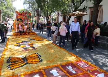 Recorre Alfonso Martínez altares y tapetes florales en plazas públicas