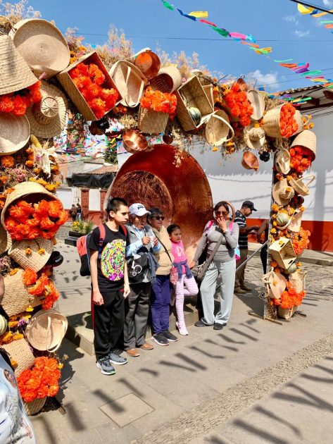 Entre luces, copal y tradición… Santa Clara del Cobre volvió a enamorar en el Festival de las Ánimas: Dayana Pérez
