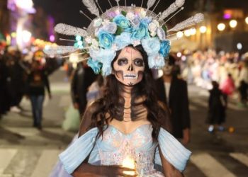Tradición, color y miles de personas, en Desfile de Catrinas y Catrines 2025