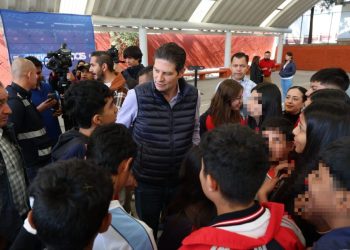 Alfonso Martínez lleva agua a planteles educativos, al oriente de Morelia