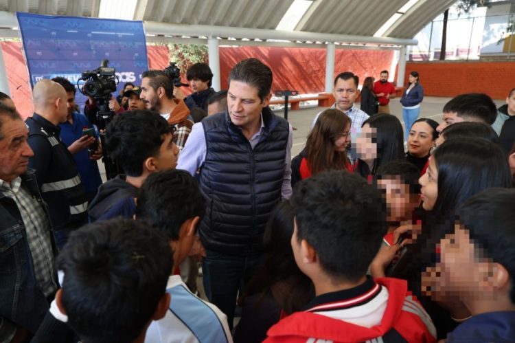 Alfonso Martínez lleva agua a planteles educativos, al oriente de Morelia
