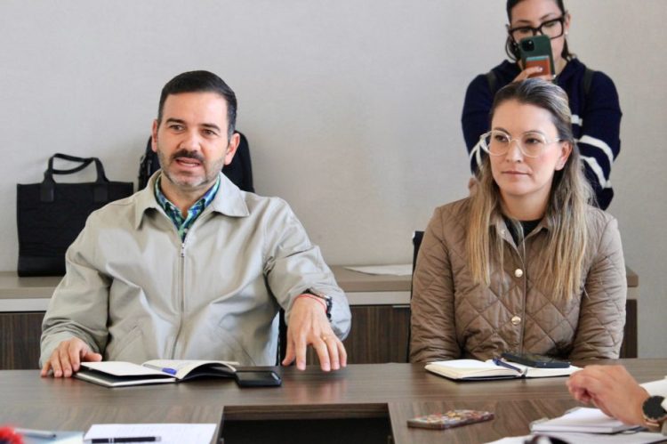 Yankel Benítez mantiene mesa de trabajo con vecinos de Ríos Mexicanos