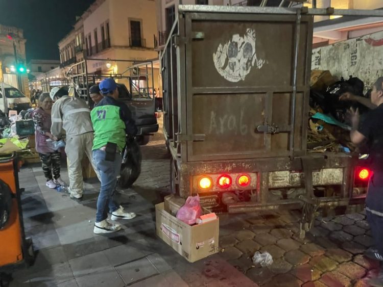 Ayuntamiento de Morelia realiza operativo de limpieza en la Plaza Melchor Ocampo