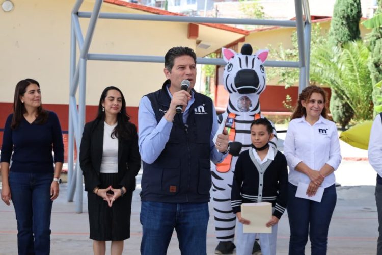 Agradece comunidad estudiantil a Alfonso Martínez por techumbre en escuela