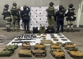 Aseguradas 3 camionetas robadas, 2 rifles y más de mil 600 municiones en Zinapécuaro