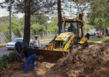Supervisa Adolfo Torres, trabajos de reparación de fuga en Santa María