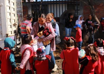 DIF Morelia entrega más de 2 mil 700 cobijas en comunidades prioritarias