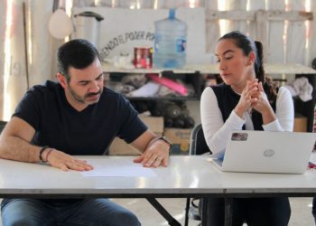 Yankel Benítez informa a vecinos de la Rubén Jaramillo sobre avances en red de drenaje