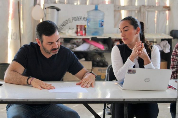 Yankel Benítez informa a vecinos de la Rubén Jaramillo sobre avances en red de drenaje