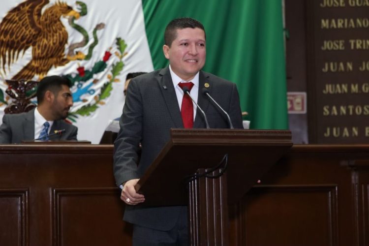 Vicente Gómez presenta iniciativa para regular, reciclar y reutilizar la basura electrónica