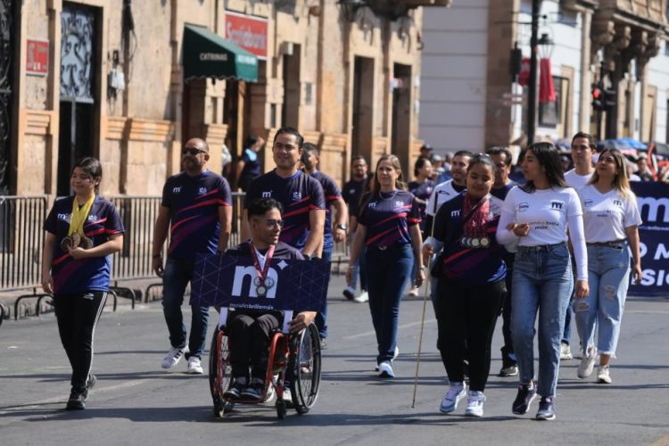 Familias disfrutan en orden y paz el Desfile del 20 de Noviembre en Morelia