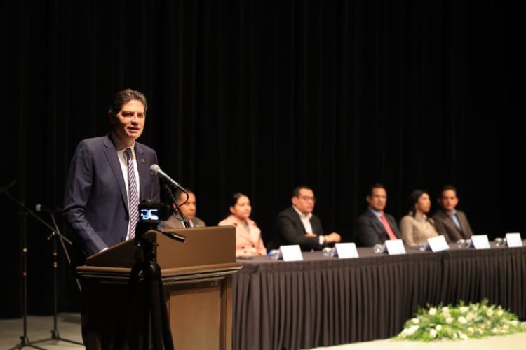 Alfonso Martínez llama a jóvenes a prepararse ante retos como la globalización y la IA