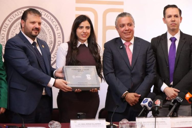 ”Cuidaremos que presupuesto se ejerza con responsabilidad”, resalta Presidenta del Congreso al recibir Paquete Fiscal 2026