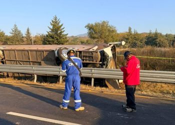 Tragica volcadura de autobús de pasajeros sobre la carretera Morelia-Pátzcuaro