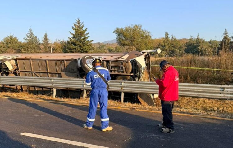 Tragica volcadura de autobús de pasajeros sobre la carretera Morelia-Pátzcuaro