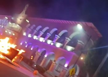 Arde palacio municipal de Apatzingán