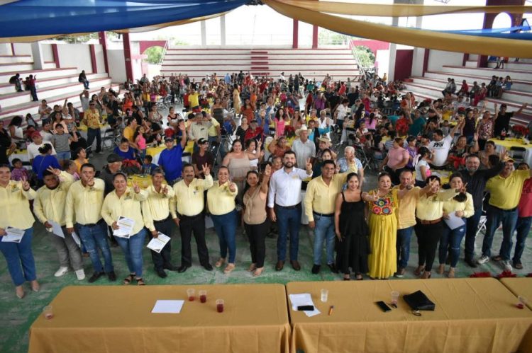 Octavio Ocampo toma protesta a nuevo comité y consolida presencia del PRD en la Costa–Sierra