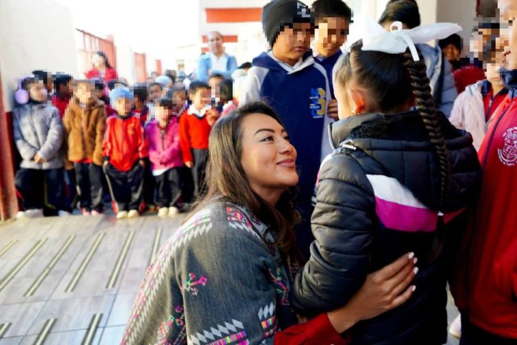 Ayuntamiento de Zacapu continúa mejorando infraestructura educativa, entrega Mónica Valdez apoyos en Naranja de Tapia