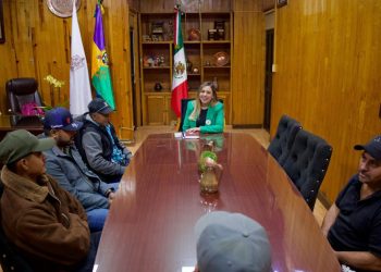 Fortalece acuerdos y entrega apoyo para el retablo en Las Charandas la presidenta Dayana Pérez