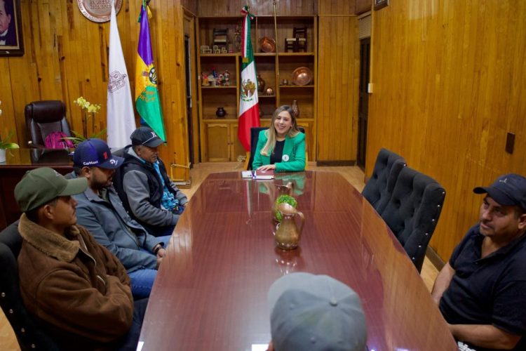 Fortalece acuerdos y entrega apoyo para el retablo en Las Charandas la presidenta Dayana Pérez