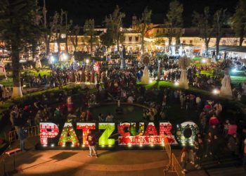 Nacimiento y árbol monumental ya iluminan la magia de la Navidad en Pátzcuaro