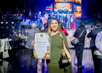 Dayana Pérez Mendoza recibe el Micrófono de Oro Invierno 2025 por su trayectoria y labor social
