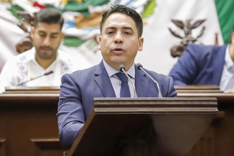 Iván Vera presenta reforma para proteger a niñas, niños y adolescentes frente a la violencia digital en Michoacán