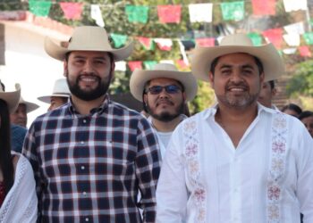 Octavio Ocampo acompaña el inicio de la Feria de Año Nuevo en Paso de Tierra Caliente, Tuzantla