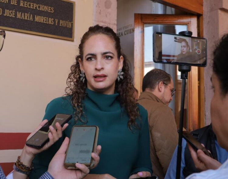 Sandra Arreola llama a dar destino responsable a los árboles navideños