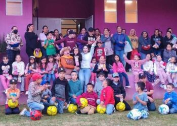 Brissa Arroyo primera mujer diputada en visitar la Casa del Sombrero, en El Porvenir de Jesús, de Chiquimitío