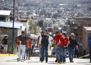 Yankel Benítez supervisa obra en Ciudad Jardín en compañía de vecinas y vecinos
