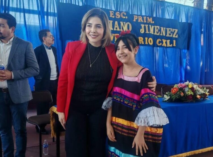 En aniversario de la primaria Mariano Jiménez reitera Brissa Arroyo compromiso con educación