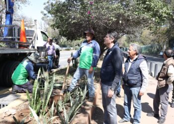 Supervisa Alfonso Martínez jornada integral de limpieza y reparación en la Calzada Juárez