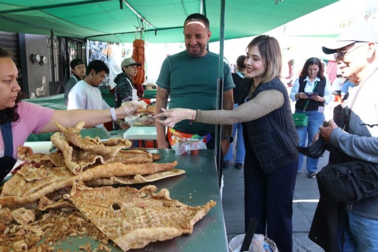 Fortalece Brissa Arroyo relación con estructura social de Morelia