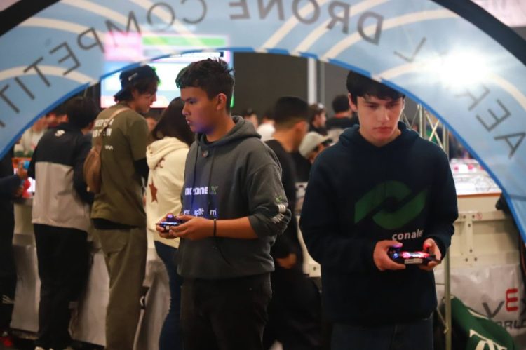 Paola Delgadillo impulsa a jóvenes de Spot en competencia nacional de drones