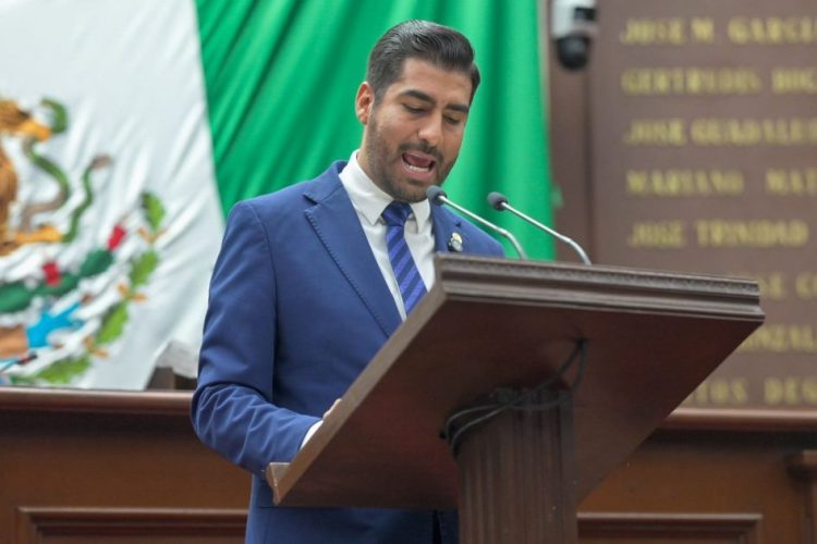 Alfonso Chávez propone ante el pleno chequeo médico anual gratuito