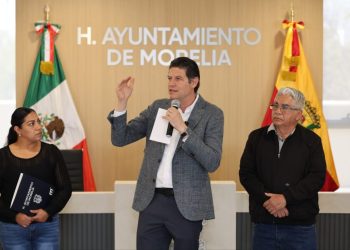Alfonso Martínez Alcázar entrega certeza jurídica a vecinos de Ampliación Los Sauces