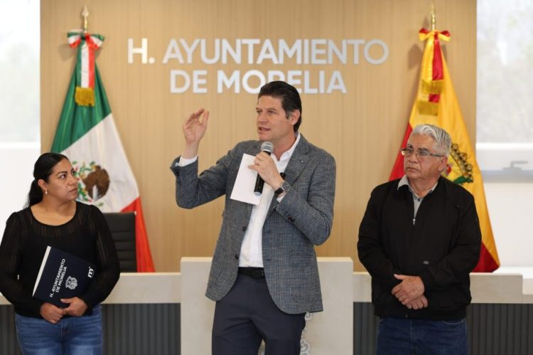 Alfonso Martínez Alcázar entrega certeza jurídica a vecinos de Ampliación Los Sauces