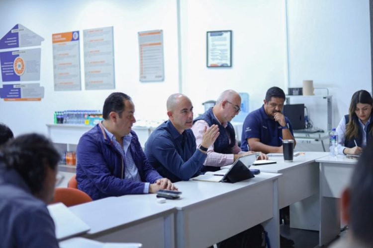 Adolfo Torres encabeza reunión con industriales para fortalecer el servicio hídrico a este sector productivo