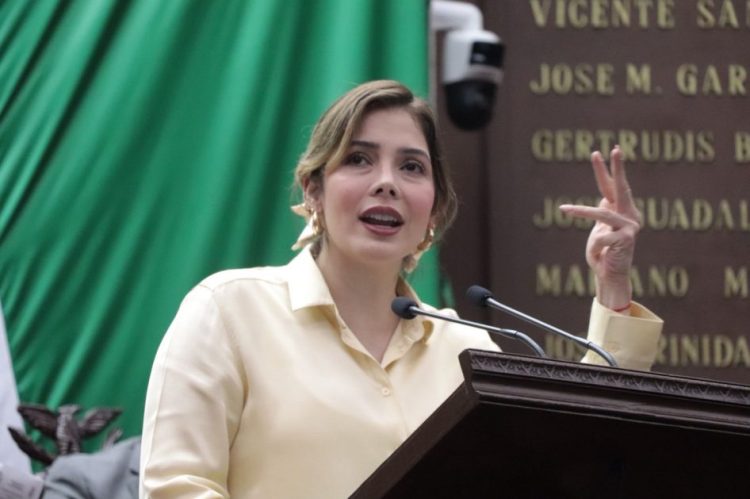 Aprueban propuesta de Brissa Arroyo de inscribir en letras doradas el nombre de Amalia Solórzano Bravo en muro de honor del Palacio Legislativo