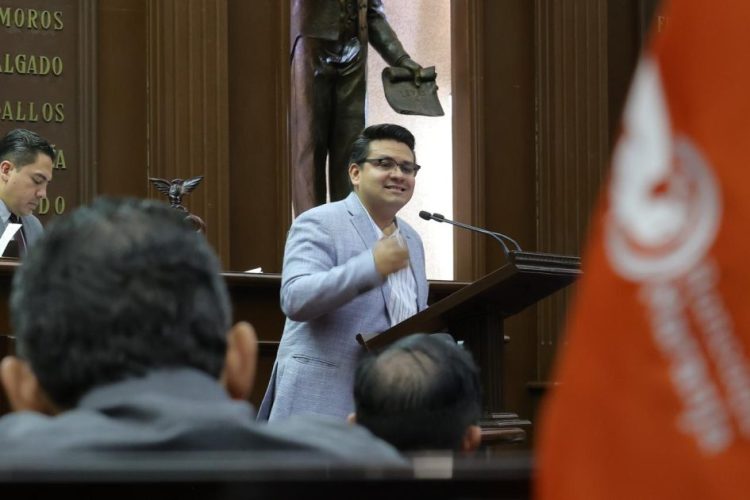 Toño Carreño va por equilibrios de poderes y la vigilancia financiera en los ayuntamientos