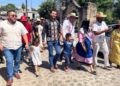 Octavio Ocampo reafirma su compromiso con las tradiciones del pueblo Otomí en San Felipe de los Alzati